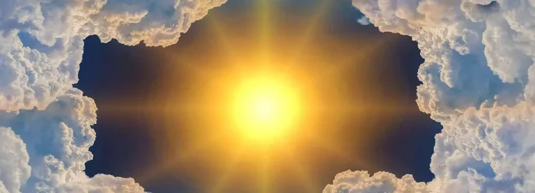 Luce del sole che si scorge attraverso le nuvole