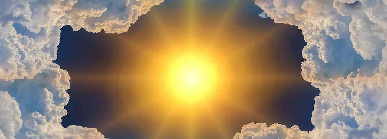 Luce del sole che si scorge attraverso le nuvole