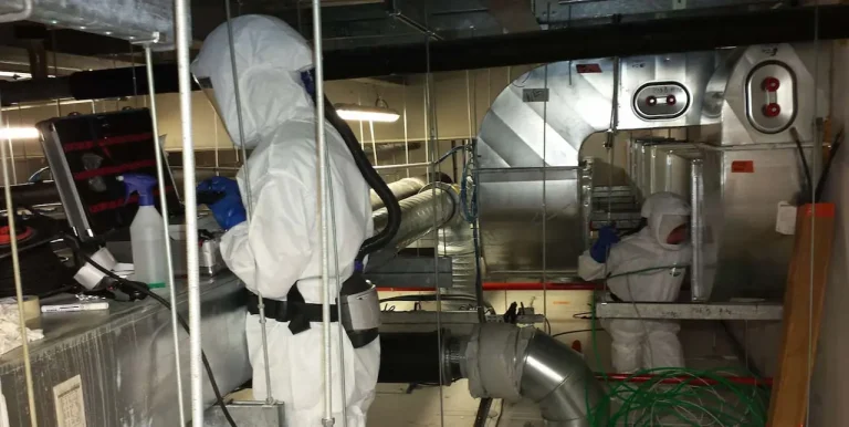 Tecnici eseguono un intervento di sanificazione, bonifica e pulizia degli impianti aeraulici