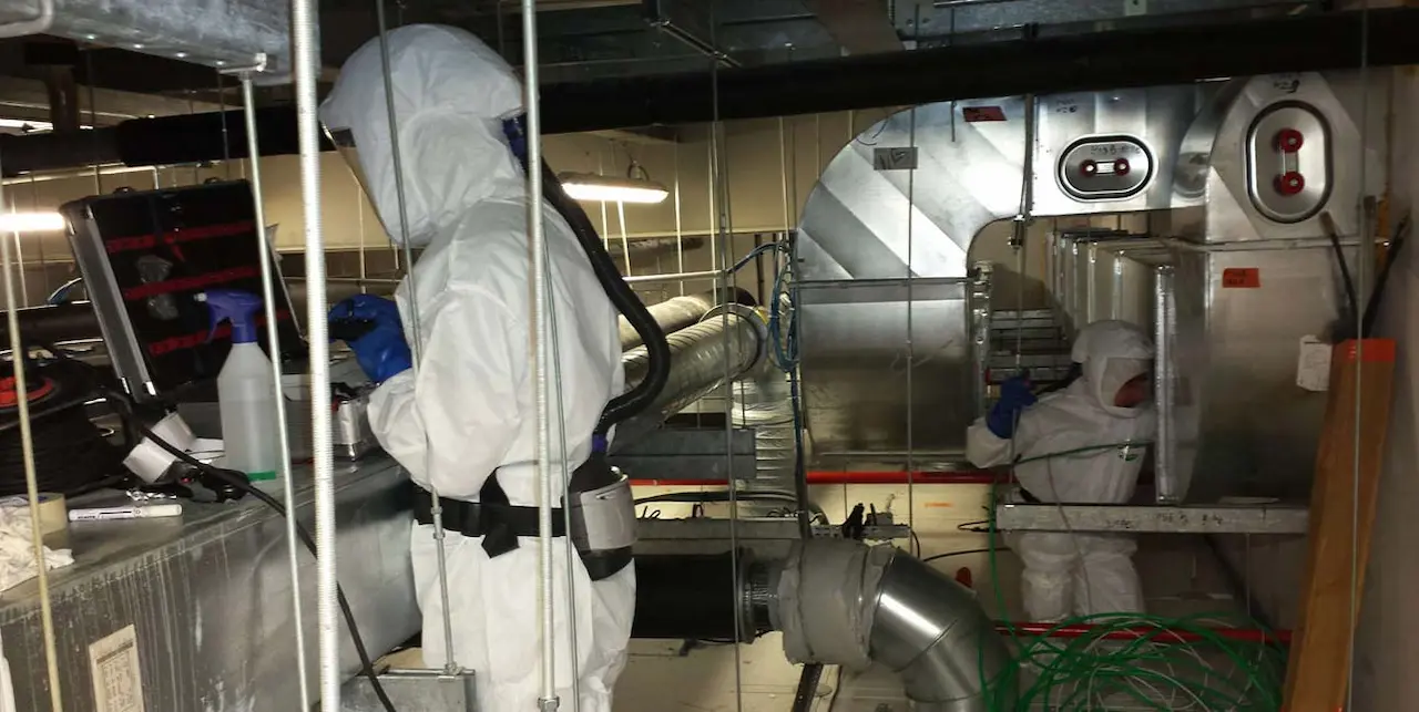 Tecnici eseguono un intervento di sanificazione, bonifica e pulizia degli impianti aeraulici