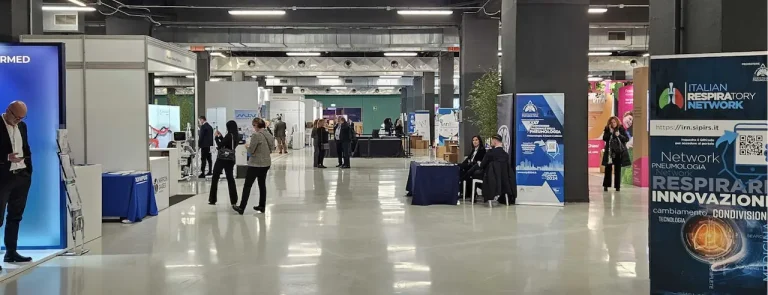 Salone con stand espositivi del 25o Congresso di Pneumologia