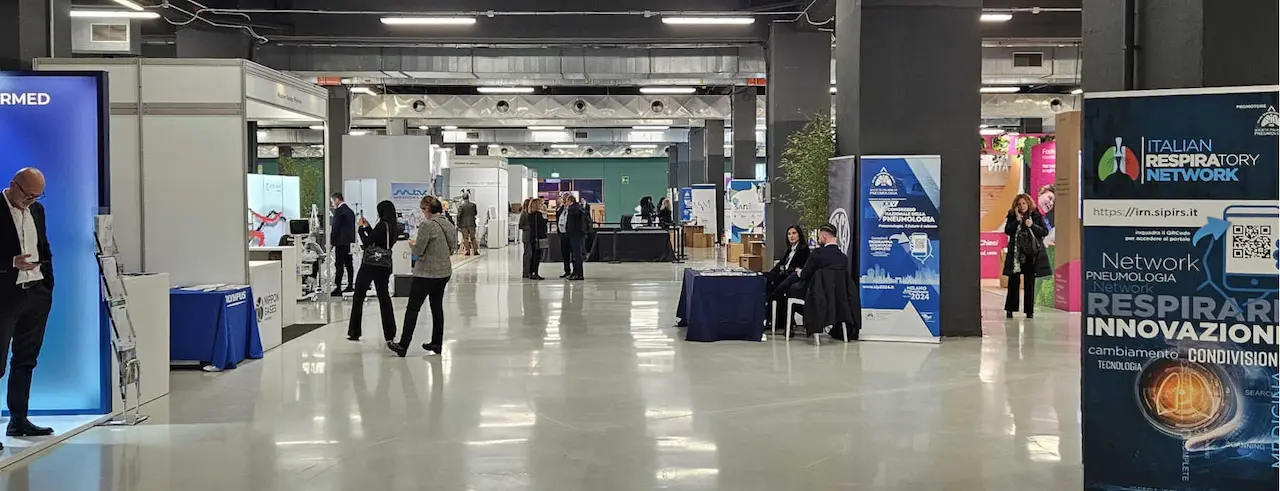 Salone con stand espositivi del 25o Congresso di Pneumologia