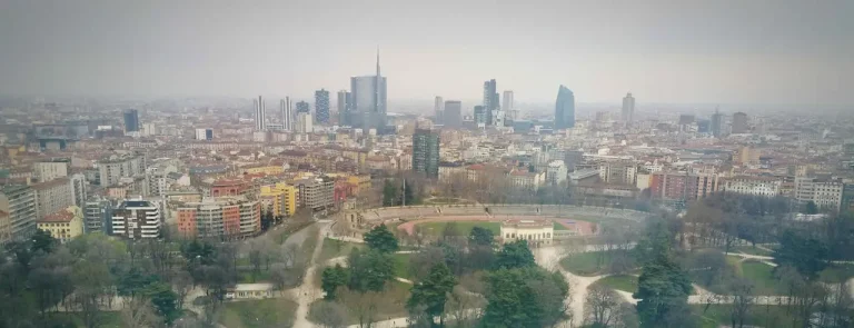 Vista panoramica di un parco e di palazzi sullo sfondo