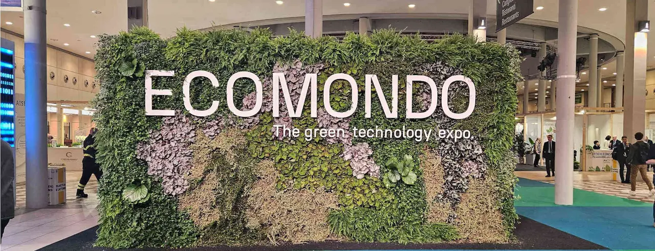 Installazione con piante e altri elementi della natura, all'ingresso del convegno del 2024 "ECOMONDO, The green technology expo"