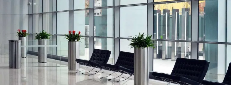 Ampio salone di un ufficio con sedute comode e fioriere