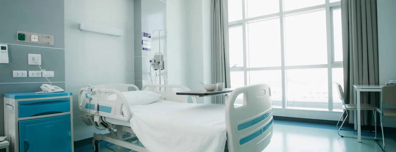 Stanza di ospedale con un letto vuoto