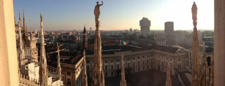 Scorcio dall'alto della piazza e del panorama, con prospettiva dal Duomo di Milano